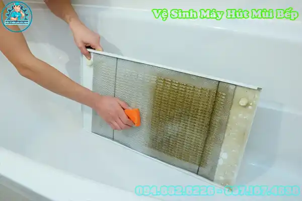 Vệ sinh tấm lọc máy hút mùi