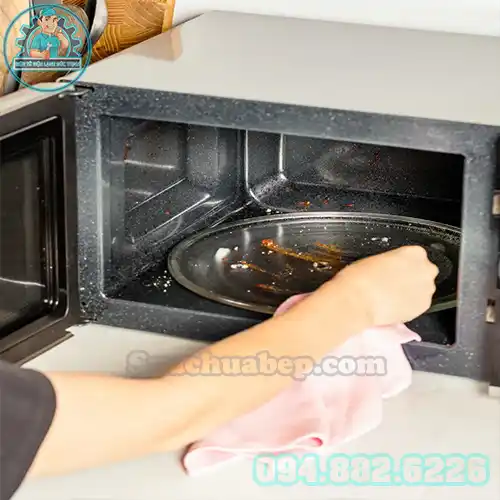 Lò Vi Sóng Có Mùi Khét – Nguyên Nhân Và Cách Khử Hiệu Quả Tại Nhà