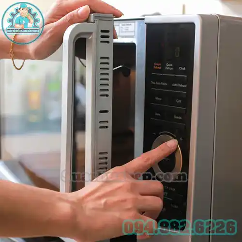 Vì Sao Lò Vi Sóng Không Bấm Được? Cách Xử Lý & Chọn Linh Kiện Chuẩn